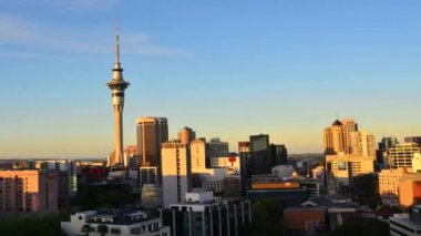 Gün batımında Auckland şehir silüetizaman atlamalı.