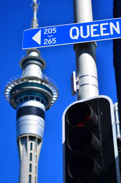 Panneau de rue Queen contre la tour Sky à Auckland, Nouvelle-Zélande — Photo