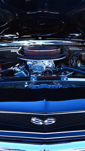 Chevrolet Camero SS engine in a Public US classic muscle car sho — 스톡 사진