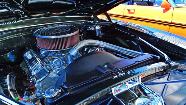 Chevrolet Camero SS engine in a Public US classic muscle car sho — 图库照片