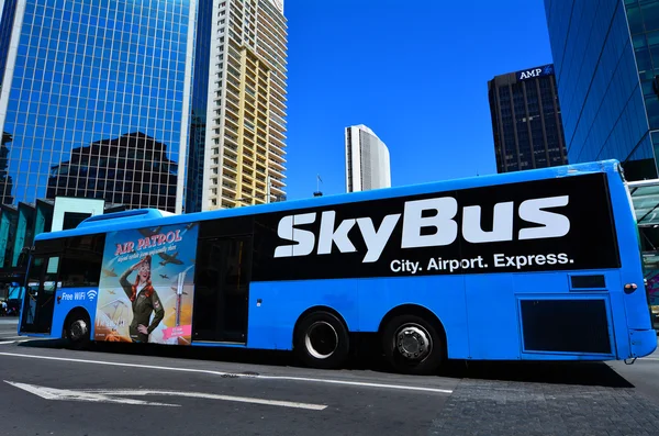 SkyBus en Queen Street en Auckland Nueva Zelanda — Foto de Stock