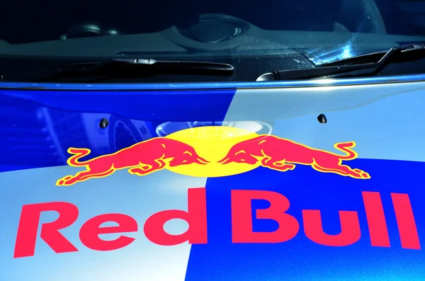Логотип Red Bull на капоте автомобиля — стоковое фото