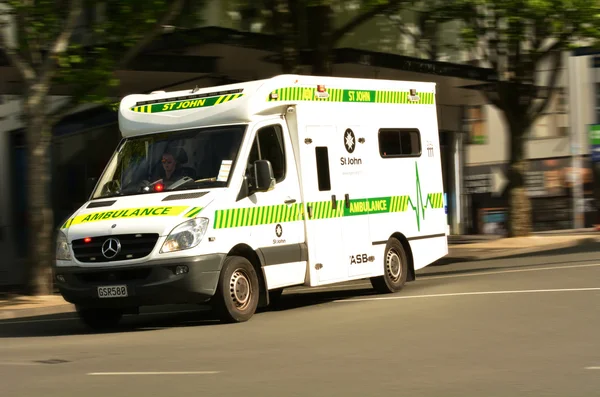 St. John Ambulance on Queen Street New Zealand — Stockfoto