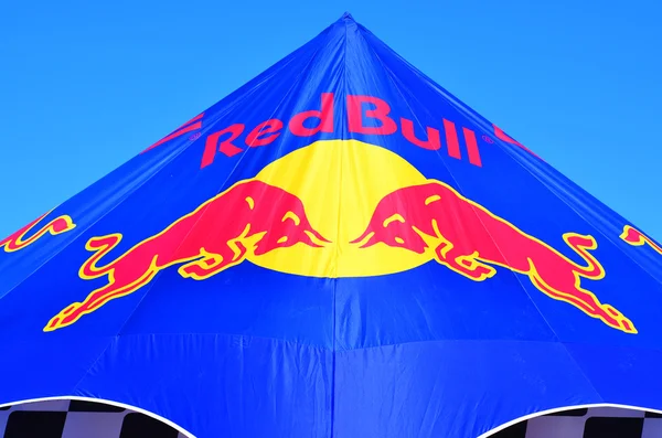 Red-Bull-Logo auf Outdoor-Showzelt — Stockfoto