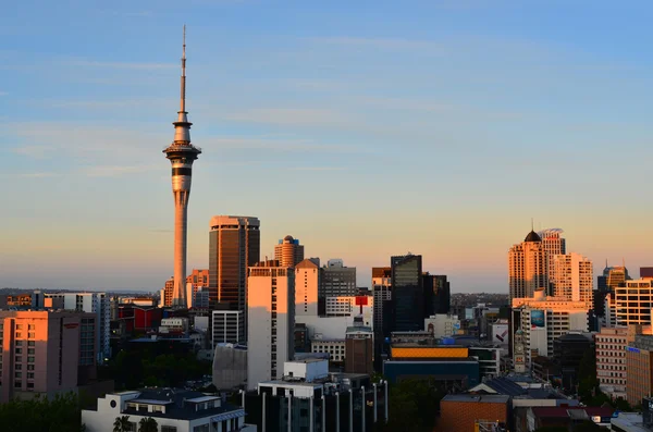 O horizonte de Auckland ao pôr do sol — Fotografia de Stock