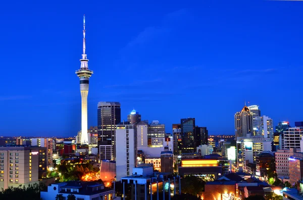 Skyline van Auckland Nieuw-Zeeland bij avond — Stockfoto