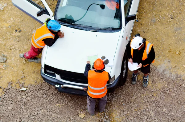 I lavoratori seguono le istruzioni del responsabile della costruzione — Foto Stock