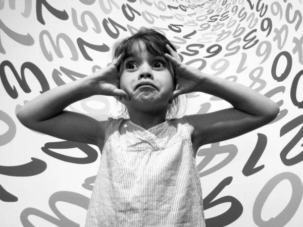 Klein meisje gefrustreerd met rekenkundige probleem — Stockfoto