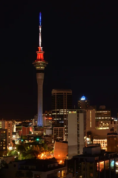 Auckland 's Sky Tower Lights Up para Paris — Fotografia de Stock