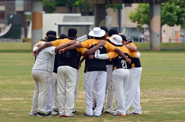 Equipo de cricket antes del partido acurrucarse — Foto de Stock