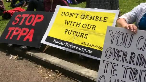 Протестуючі у мітингу проти ТППС Торговельне угоди в Окленд Нова Зеландія — стокове відео