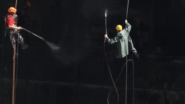 Arandelas lavan las ventanas de rascacielos modernos — Vídeo de stock