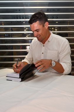 Dan bol-in onun kitap imzalama Carter
