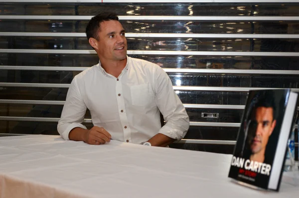 Dan Carter signant des exemplaires de son livre — Photo