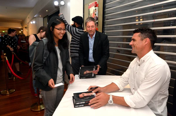 Dan Carter signant des exemplaires de son livre — Photo