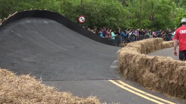 Carrera de carritos de ensueño en Red Bull Trolley Grand Prix2015 — Vídeos de Stock