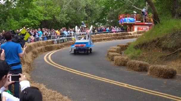 Droom trolley race op Red Bull Trolley Grand Prix2015 — Stockvideo