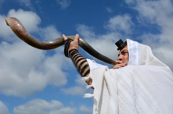 Homem judeu golpe Shofar — Fotografia de Stock