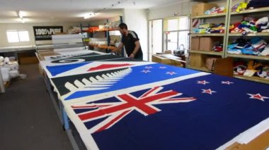 Auckland - Apr 06 2016: Yeni Zelanda (ön) Milli bayrak 's rakip bayraklı. 20 Kasım ve 11 Aralık arasında Yeni Zelandalılar ulusal bayrak gelecekleri için seçenekleri dikkate alacaktır.
