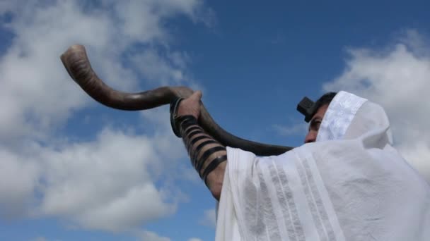 Hombre judío soplar Shofar al aire libre bajo el cielo — Vídeos de Stock