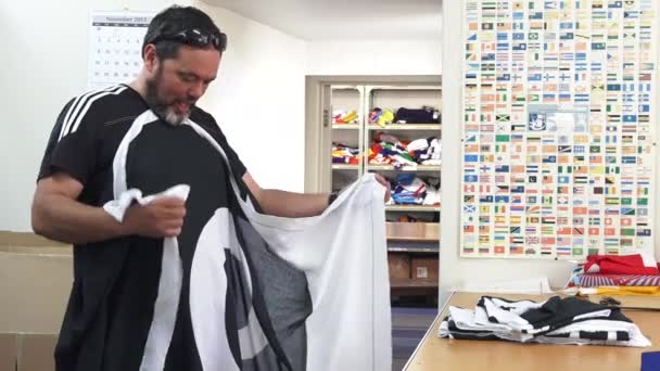 Auckland Apr 2016 Worker Fold Koru Flag Период Ноября Декабря — стоковое видео