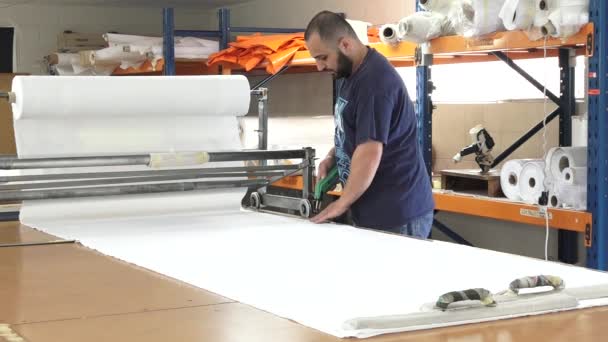 Auckland Apr 2016 Worker Cut New Fabric Sheet New National — стоковое видео