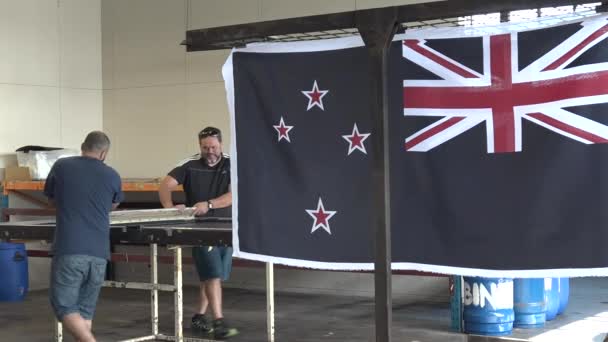 オークランド 2016 Workers 印刷ニュージーランド国立フラグ 月のニュージーランドは彼らの国旗の将来にオプションを検討します — ストック動画