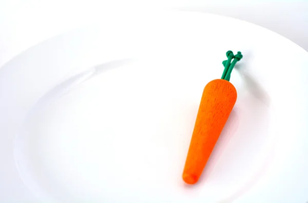 Καρότο σε ένα άσπρο πιάτο. — Φωτογραφία Αρχείου