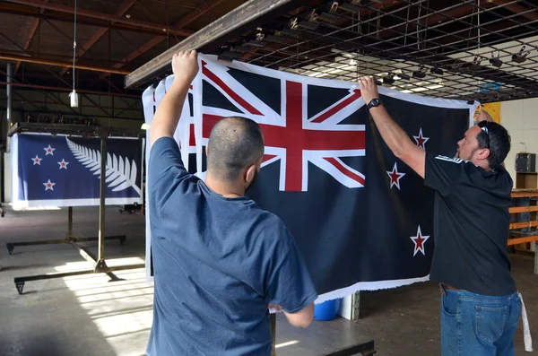 Trabajadores cuelgan una huella de la bandera nacional de Nueva Zelanda —  Fotos de Stock