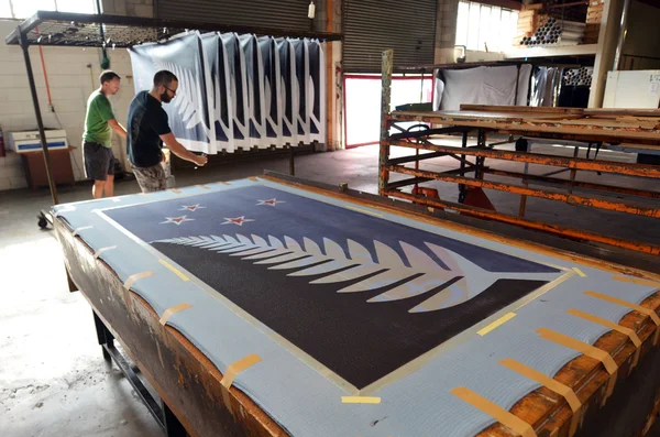 Trabajadores imprimen bandera de Helecho de Plata (Negro, Blanco y Azul) . — Foto de Stock