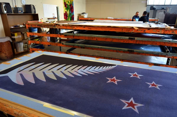 Workers print the Silver Fern (Black, White and Blue) flag. — Stock Photo, Image