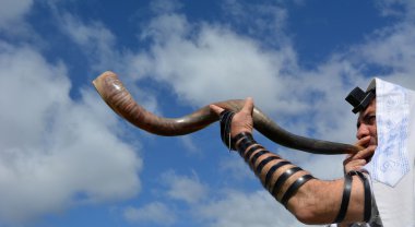 Yahudi adam darbe Shofar (boynuz)