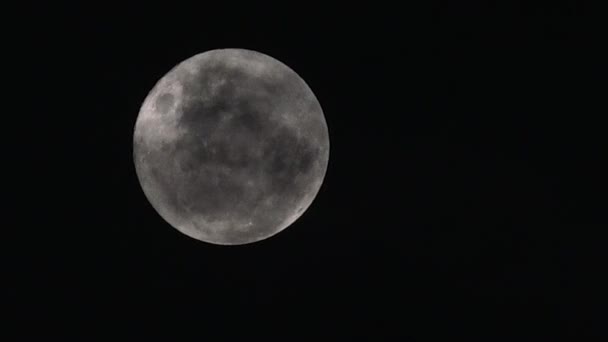 Nubes cubre luna llena — Vídeos de Stock