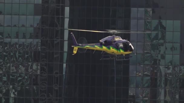 Skycrane opheffing dienst helikopter — Stockvideo