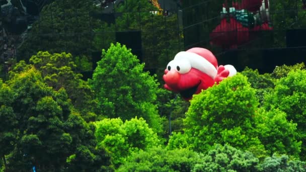 En gigantisk luftballong i en form av Elmo på Santa Parade i Auckland Nya Zeeland — Stockvideo