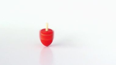 Adam el Hanukkah Yahudi tatil sırasında bir kırmızı topaç (sevivon) spin