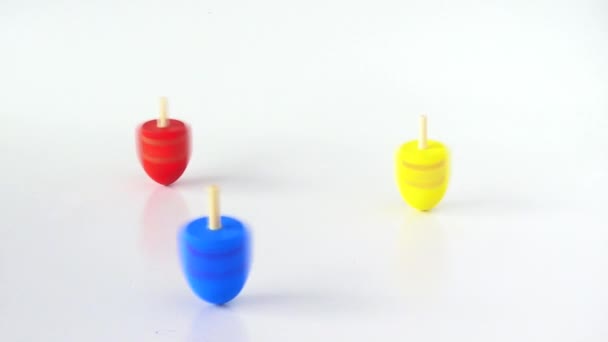 Dreidels (sevivons) は、ハヌカのユダヤ人の休日の間にスローモーションでスピンします。 — ストック動画