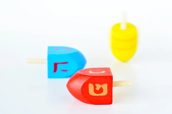 Dreidels (sevivons) durante la fiesta judía de Hanukkah — Foto de Stock