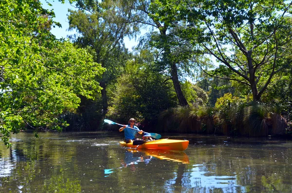Father and children kayaking on the Avon River Christchurch - Ne — Stock Photo, Image