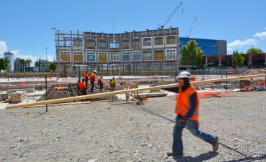 İnşaatçılar oluşturur Christchurch Yeni Zelanda Yeni bir binanın