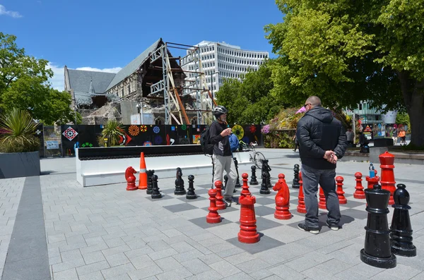 La gente juega ajedrez gigante en Cathedral Square Christchurch - Nueva Z — Foto de Stock