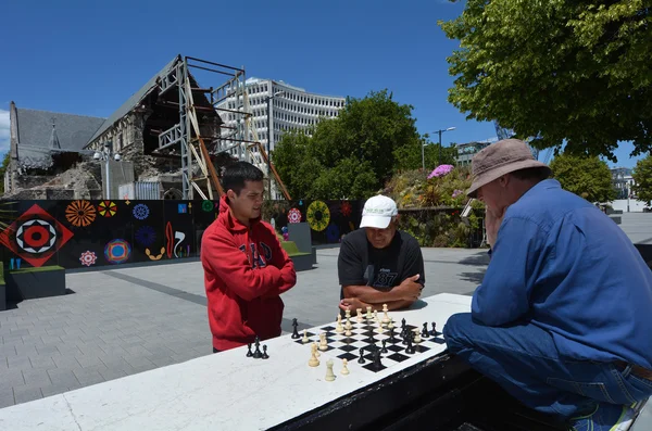 Emberek sakkozni katedrális tér Christchurch - Új-Zéland — Stock Fotó