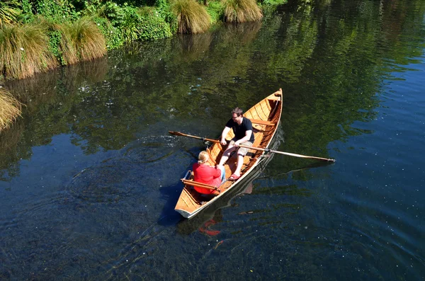 Pareja bote de remos sobre el río Avon Christchurch - Nueva Zelanda — Foto de Stock