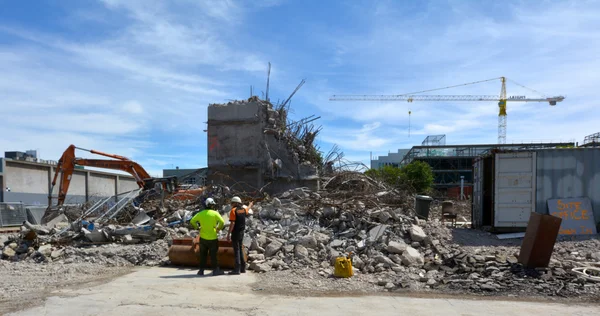 Bouwers duidelijk een beschadigde gebouw in Christchurch Nieuw-Zeeland — Stockfoto