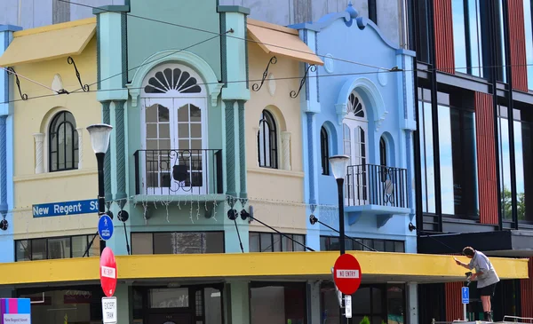 El hombre pinta edificio dañado en New Regent Street en Christchurch — Foto de Stock