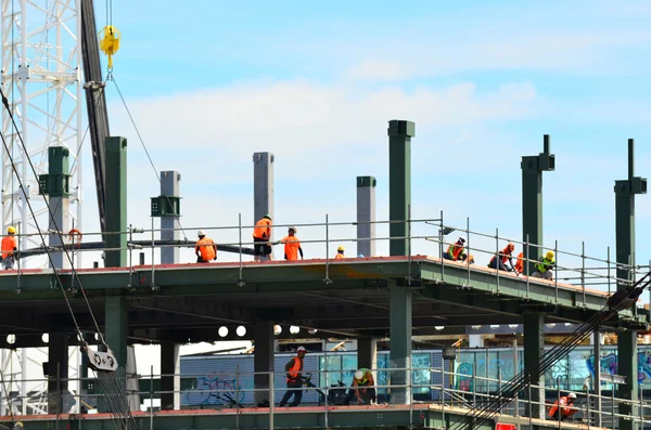 Bauunternehmer baut ein neues Gebäude in Neuseeland — Stockfoto