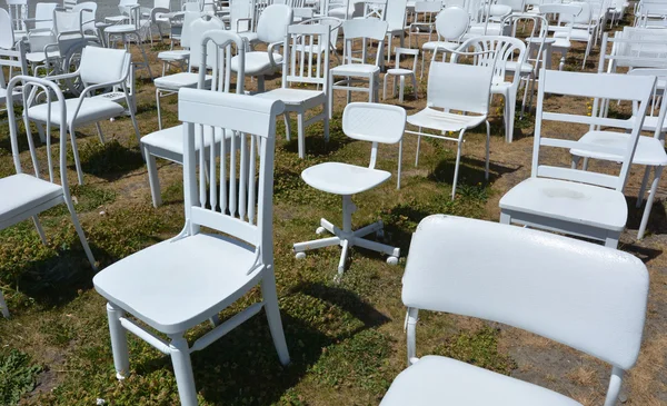 185 empty white chairs sculpture in Christchurch New Zealand — Stock Photo, Image