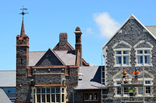 Construtores consertar um edifício histórico danificado em Christchurch New Z — Fotografia de Stock