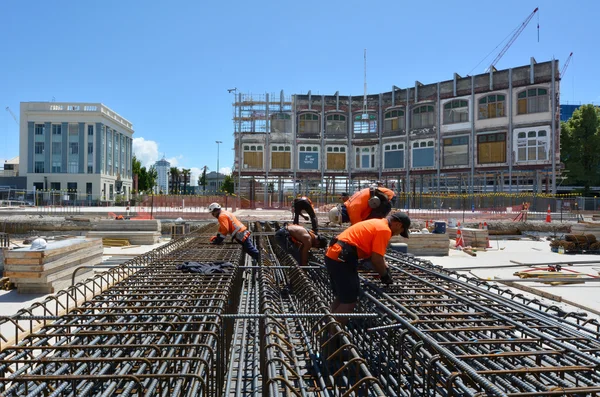 建设者建造一座新建筑在纽西兰基督城 — 图库照片