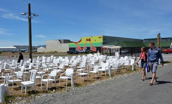 185 prázdné bílé židle sochařství v Christchurch-Nový Zéland — Stock fotografie